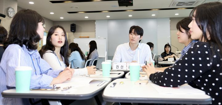 [세종=뉴시스]한전KDN의 지역 대학생 기업탐방 프로그램 중 멘토링 진행 모습이다.(사진=한전KDN 제공) *재판매 및 DB 금지