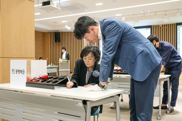 [세종=뉴시스] 복권수탁사업자 동행복권은 지난 29일 공개추첨을 통해 온라인(로또) 복권 신규 판매인 1595명을 최종 선정했다고 30일 밝혔다. 사진은 지난 29일 서울 서초구 자동차회관에서 진행된 2025 온라인(로또)복권 신규판매인 모집 추첨행사에서 참관인들이 추첨에 참여하고 있는 모습. (사진=동행복권 제공) 2025.04.30. photo@newsis.com *재판매 및 DB 금지