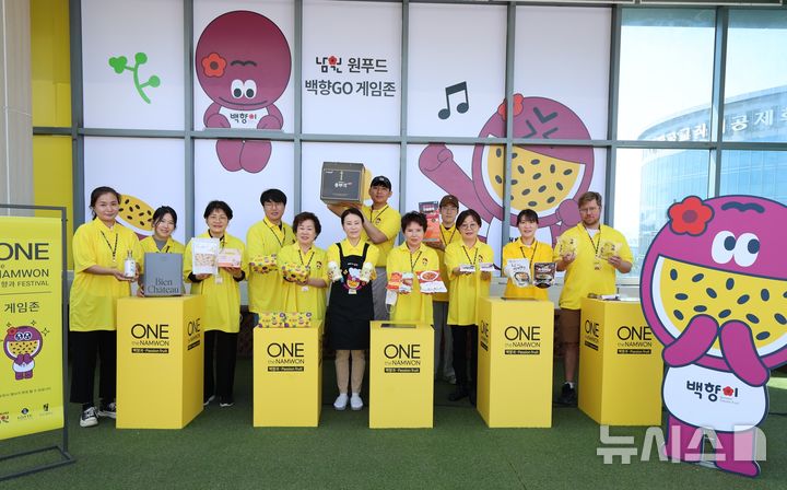 [전주=뉴시스]윤난슬 기자 = 롯데백화점 전주점은 오는 6일까지 전주점 9층 옥상 공원에서 남원시 농업기술센터와 공동으로 '춘향제와 함께하는 ONE the NAMWON 백향과 Festival' 팝업스토어를 진행한다고 30일 밝혔다.(사진=롯데백화점 전주점 제공)