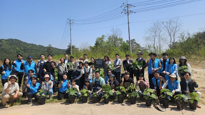 [세종=뉴시스] 한국농어촌공사는 꿀벌 서식 환경 조성을 위해 지난 29일 강원 양양군 달래저수지에서 '밀원식물 식재 행사'를 열었다고 30일 밝혔다. (사진=농어촌공사 제공) 2025.04.30. photo@newsis.com *재판매 및 DB 금지