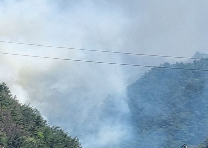 [인제=뉴시스] 30일 소방당국은 지난 26일 오후 1시 18분경 강원 인제에서 발생한 인제 산불피해지역에서 4일만에 재발화돼 산림당국이 30일 오전 9시 헬기 6대를 투입해 진화에 나섰다. 고 밝혔다. 사진은 지난 26일 인제 산불 당시 모습. 산림청 제공.&nbsp; *재판매 및 DB 금지