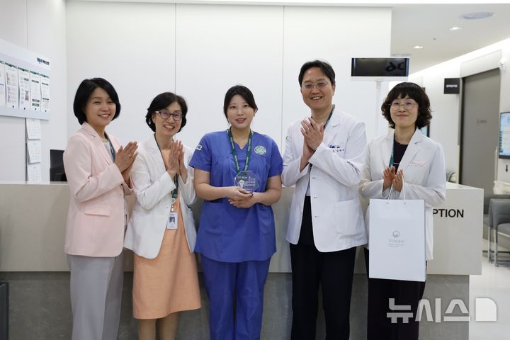 [서울=뉴시스]임신 7개월인 대학병원 소속 간호사가 최근 충북 괴산군 국립괴산호국원에서 경련을 일으키며 쓰러진 40대 환자에게 응급처치를 시행해 생명을 살린 사실이 알려지면서 감동을 주고 있다. 왼쪽에서 세 번째가 최애리 간호사. (사진= 이대목동병원 제공) 2025.04.30. photo@newsis.com. 