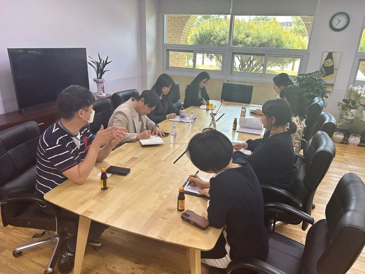 [세종=뉴시스] 조치원읍 명동초등학교에서 열린 '특수 교육 행동지원단 1차 협의회' 회의 모습.(사진=세종시교육청 제공).2025.04.30. photo@newsis.com *재판매 및 DB 금지