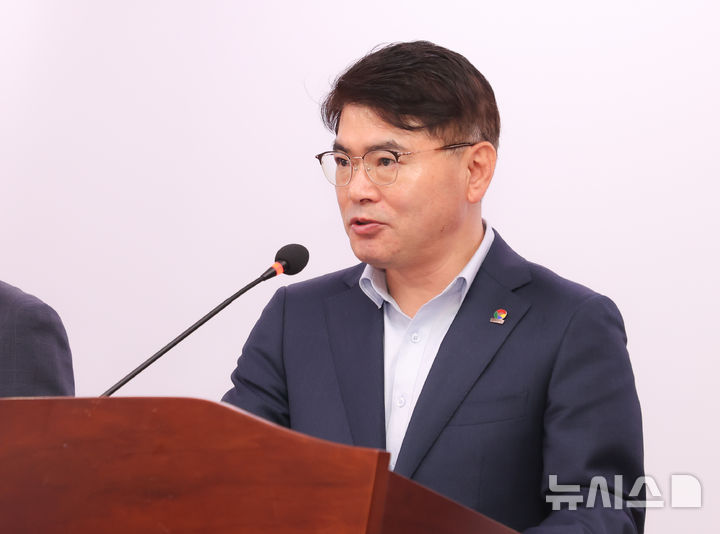 [창원=뉴시스]경남도 이상훈 해양수산국장이 30일 오전 도청 프레스센터에서 경남 해양수산분야 기후변화 대책 등에 대해 브리핑하고 있다.2025.04.30.photo@newsis.com