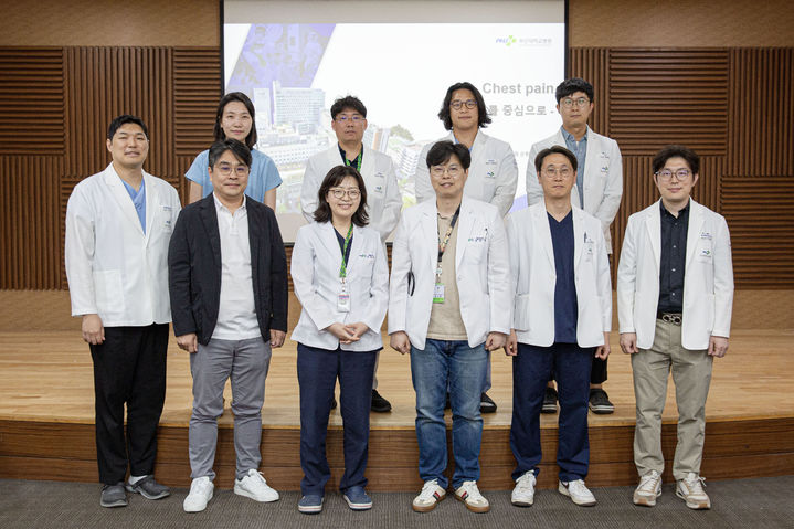[부산=뉴시스] 부산대병원 중환자응급전담팀인 PEACE팀 소속 전담 전문의들. (사진=부산대병원 제공) 2025.04.30. photo@newsis.com *재판매 및 DB 금지