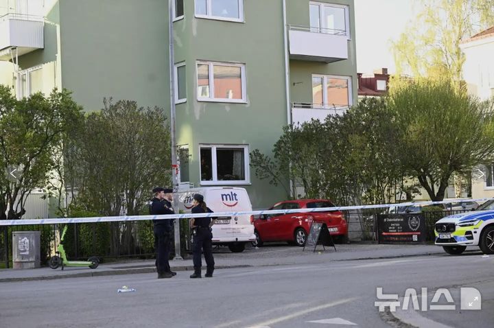 [웁살라=AP/뉴시스]스웨덴 스톡홀름 인근 도시인 웁살라 도심에서 29일(현지 시간) 총격 사건이 벌어져 3명이 사망했다. 사진은 경찰이 사건 현장을 통제 중인 모습. (사진=TT News Agency/AP) 2025.04.29.