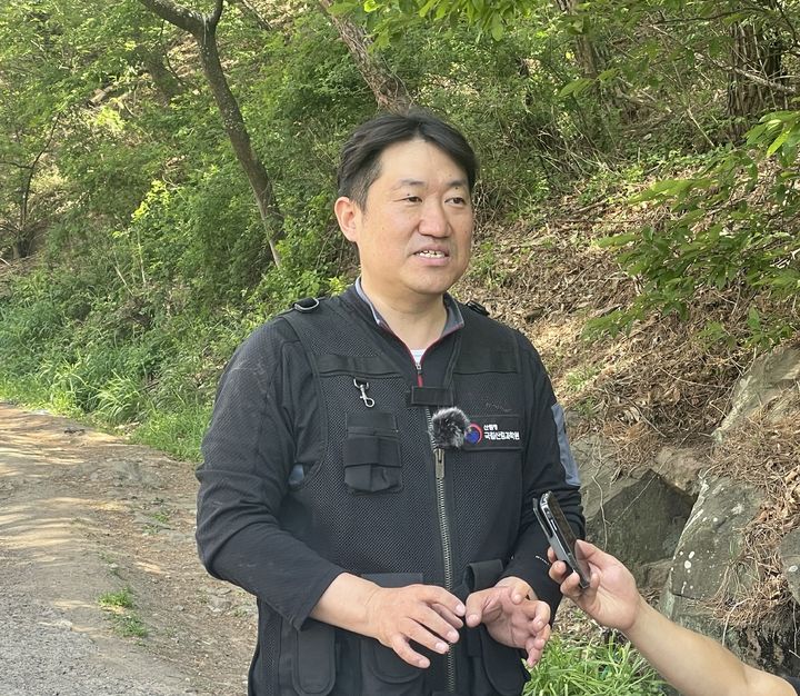 [대구=뉴시스] 정재익 기자 = 30일 대구 북구 노곡동 함지산 일대 최초 산불 발화지점에서 권춘근 국립산림과학원 박사가 언론 브리핑을 하고 있다. 2025.04.30. jjikk@newsis.com *재판매 및 DB 금지