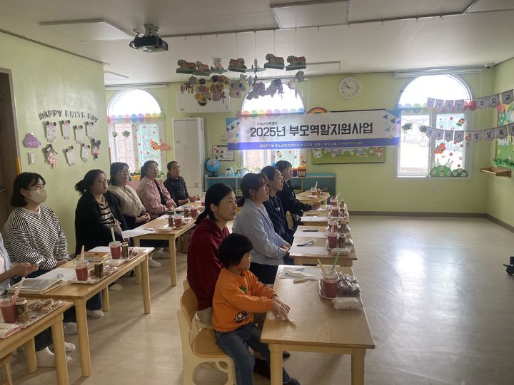 [산청=뉴시스] 산청군가족센터 ‘발달지연 톡톡’ 프로그램 (사진=산청군 제공) 2025. 04. 30. photo@newsis.com *재판매 및 DB 금지