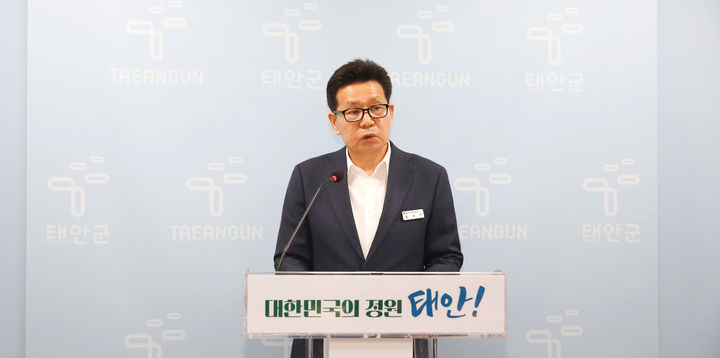 [태안=뉴시스] 한석민 태안군 주민공동체과장이 30일 태안군청 브리핑실에서 지역 농어촌개발 대형 공모사업애 대한 공정율 등을 설명하고 있다. (사진=태안군 제공) 2025.04.30. photo@newsis.com&nbsp; *재판매 및 DB 금지