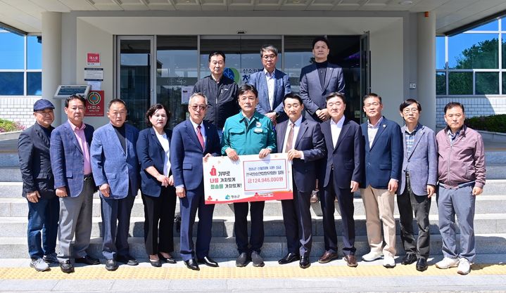  [청송=뉴시스] 전국청송군연합향우회와 각 지역 회장들이 29일 청송군을 방문, 윤경희 청송군수에게 산불피해 복구성금 1억2000여 만원을 전달한 후 기념사진을 찍고 있다. (사진=청송군 제공) 2025.04.30. photo@newsis.com *재판매 및 DB 금지