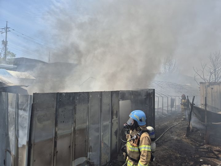 [시흥=뉴시스] 30일 오전 11시46분께 경기 시흥시의 한 콩나물 공장에서 불이 났다. (사진=경기도소방재난본부 제공) 2025.04.30. photo@newsis.com *재판매 및 DB 금지