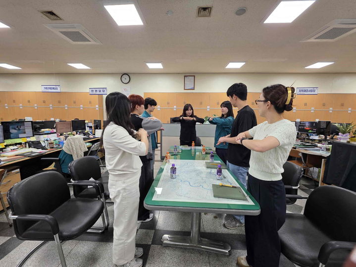 [밀양=뉴시스] 민원지적과에서 민원 직원을 대상으로 친절교육을 하고 있다. (사진=밀양시 제공) 2025.04.30. photo@newsis.com *재판매 및 DB 금지