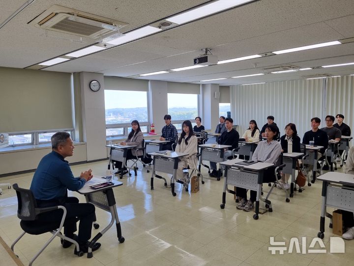 [청주=뉴시스] 30일 충북경찰청 교육센터에서 김진태(왼쪽) 충북청 생활안전부장이 직원 20여명을 대상으로 '신입 학교전담경찰관 직무교육'을 진행하고 있다. (사진=충북경찰청 제공) 2025.04.30. photo@newsis.com