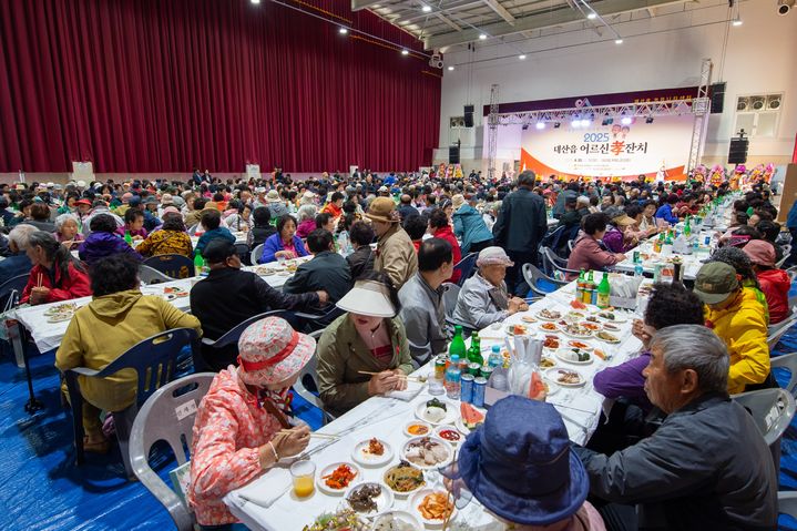 [서산=뉴시스] 충남 서산시 대산읍 지역 어르신들이 30일 대산읍새마을남녀지도자협의회가 주관하고 한화토탈에너지스, 서산시, 서산시의회, 대산읍이장단협의회가 후원한 효잔치에 참석해 음식을 먹고 있다. (사진=한화토탈에너지스 제공) 2025.04.30. photo@newsis.com *재판매 및 DB 금지