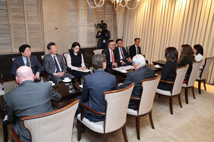 [세종=뉴시스] 한국수력원자력이 전날(29일) 4세대 소형모듈원전(SMR) 개바사인 캐나다 ARC Clean Technology(ARC)와 공동 기술개발 및 사업 협력 방안에 대해 논의했다고 30일 밝혔다. (사진=한수원 제공) 2025.04.30. photo@newsis.com *재판매 및 DB 금지