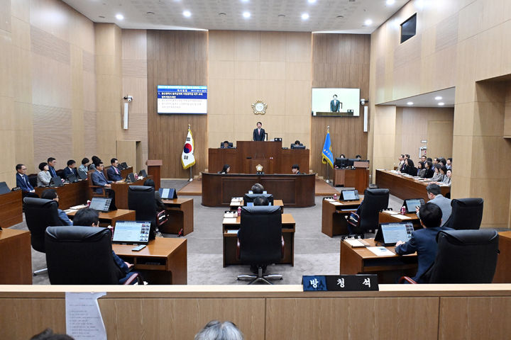 [울산=뉴시스] 울산 울주군의회(의장 최길영)는 30일 의사당 본회의장에서 제237회 임시회 제2차 본회의를 열고, 1조2996억원 규모의 2025년 제1회 추가경정예산안을 확정하는 등 13일간의 회기 일정을 마무리했다. (사진= 울주군의회 제공) 2025.04.30.photo@newsis.com *재판매 및 DB 금지