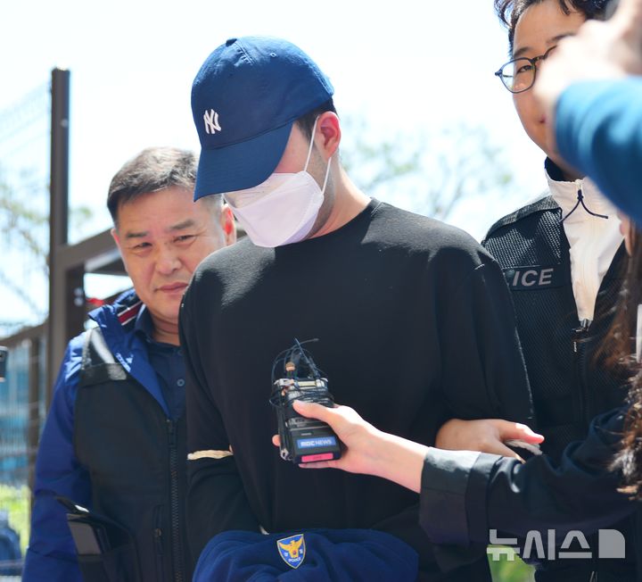 [청주=뉴시스] 서주영 기자 = 충북 청주의 한 고등학교에서 흉기 난동을 부린 10대 피의자가 30일 오후 청주지방법원으로 구속 전 피의자 심문(영장실질심사)을 받기 위해 출석하고 있다. 2025.04.30. juyeong@newsis.com