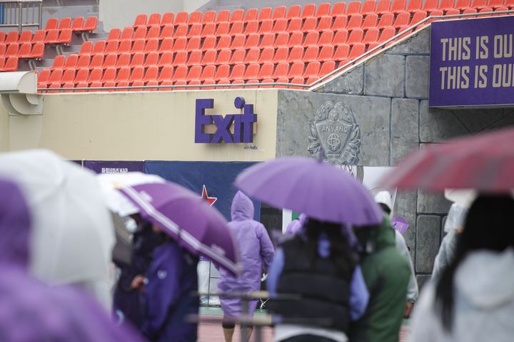 [서울=뉴시스] 페덱스-K리그어시스트의 '엑시트 캠페인' 모습. (사진=한국프로축구연맹 제공) *재판매 및 DB 금지