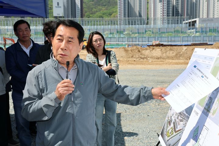 [양산=뉴시스] 나동연 경남 양산시장이 30일 지역경제 및 민생안정을 도모하기 위해 지역 주요 현안 사업장인 사송복합커뮤니티를 방문해 현장 행정을 하고 있다. (사진=양산시 제공) 2025.04.30. photo@newsis.com *재판매 및 DB 금지