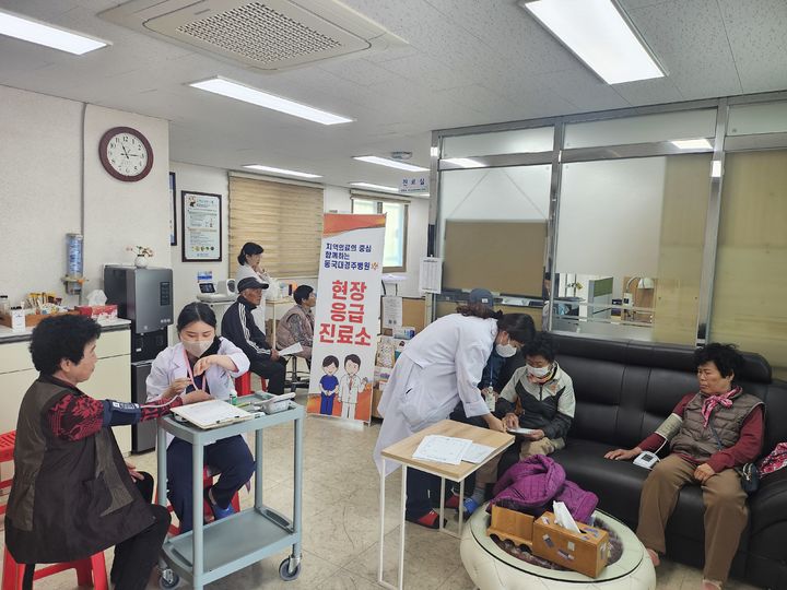 [안동=뉴시스] 경북도 공공보건의료협력강화추진단의 산불 피해 이재민 의료지원. (사진=경북도 제공) 2025.04.30. photo@newsis.com *재판매 및 DB 금지