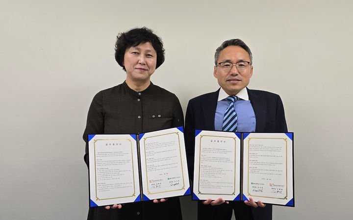 [울산=뉴시스] 구미현 기자 = 울산대 인권센터는 울산디지털성범죄피해자지원센터, 동구가정성폭력통합상담소와 28일 울산대 인권센터 회의실에서 디지털성범죄 및 가정폭력·성폭력 피해자 지원을 위한 업무협약을 체결하고 기념사진을 찍었다. 사진 왼쪽부터 김혜란 울산디지털성범죄피해자지원센터장(동구가정성폭력통합상담소장), 도수관 울산대 인권센터장. (사진=울산대 제공) 2025.04.30. photo@newsis.com *재판매 및 DB 금지