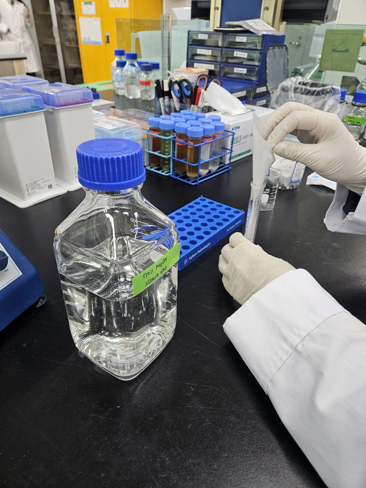 [오송=뉴시스] 지난 29일 오전 식품의약품안전처 식품의약품안전평가원 첨단분석과 관계자가 검사 요청이 들어온 해외직구식품에 대한 전처리 작업을 하고 있다. 2025.04.30. song@newsis.com *재판매 및 DB 금지