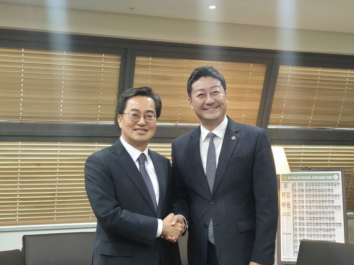 [수원=뉴시스] 이병희 기자 = 김동연 경기도지사와 김진경 경기도의회 의장이 30일 도의회 의장실에서 만나 기념사진을 찍고 있다. 2025.04.30. iambh@newsis.com *재판매 및 DB 금지