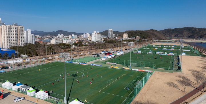 [합천=뉴시스] 군민체육공원 인조구장 (사진=합천군 제공) 2025. 04. 30. photo@newsis.com *재판매 및 DB 금지