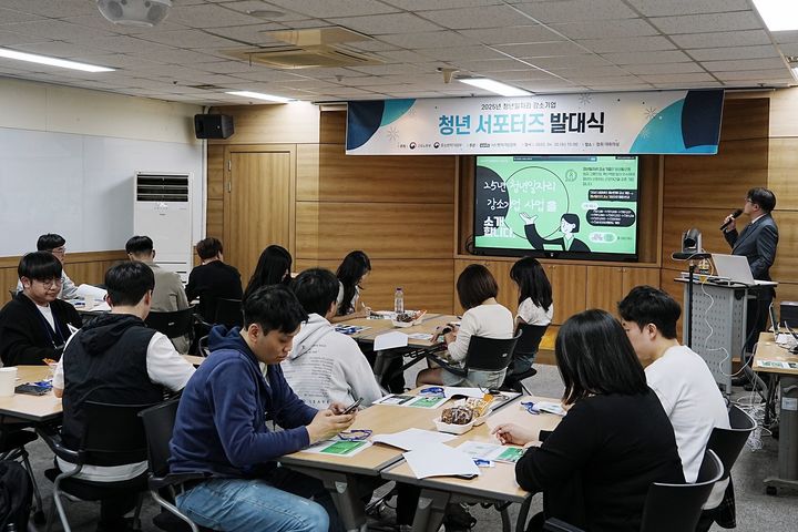 [서울=뉴시스] 벤처기업협회가 30일 협회 대회의실에서 청년일자리 강소기업 서포터즈 발대식을 진행하고 있다. (사진=벤처기업협회 제공) 2025.04.30. photo@newsis.com *재판매 및 DB 금지