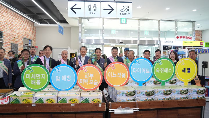 [구례=뉴시스] 경기도 하남시 농협 하나로마트에서 '도농생생 구례 오이 산지 직송 홍보 행사'가 열리고 있다. (사진=구례군 제공) 2025.04.30. photo@newsis.com *재판매 및 DB 금지