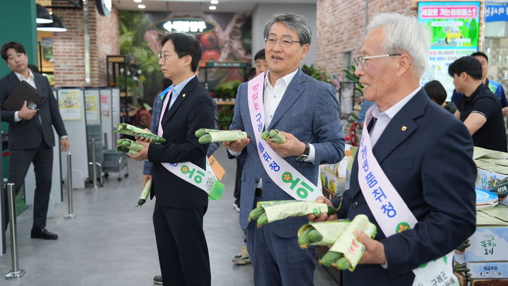  [구례=뉴시스] 김순호 구례군수 등이 경기도 하남시 농협 하나로마트에서 '도농생생 구례 오이 산지 직송 홍보 행사'를 하고 있다. (사진=구례군 제공) 2025.04.30. photo@newsis.com *재판매 및 DB 금지