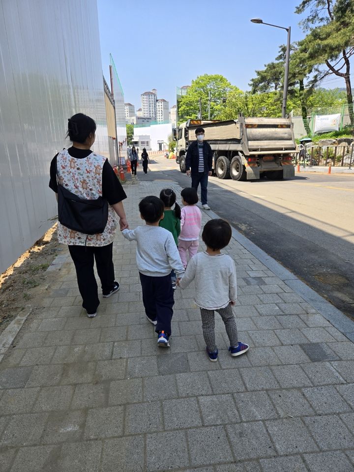[서울=뉴시스] 어린이집 앞 재개발 공사장. 2025.05.01. (사진=독자 제보) *재판매 및 DB 금지
