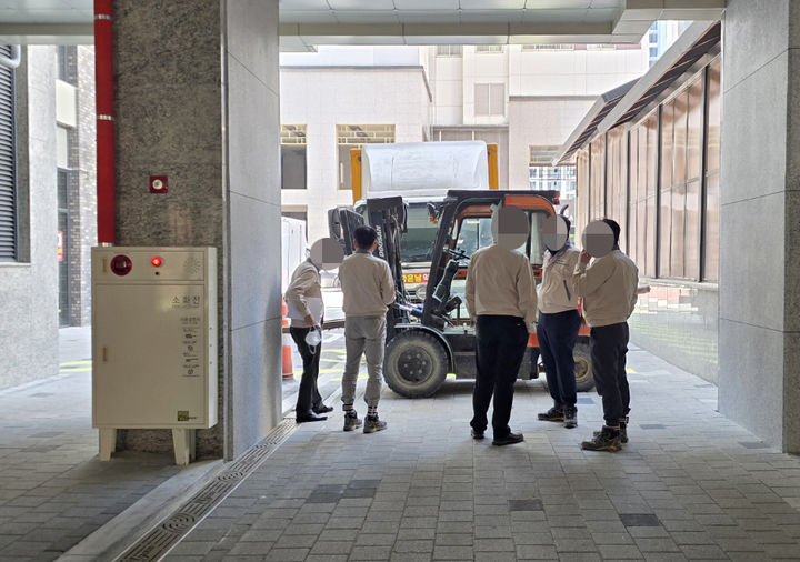 [광주=뉴시스] 30일 광주 북구 운암동 한 아파트에서 시공사가 보행로를 지게차로 막는 일이 발생, 이삿짐 화물차가 진입을 하지 못하고 있다. (사진 = 독자 제공) 2025.04.30. photo@newsis.com *재판매 및 DB 금지