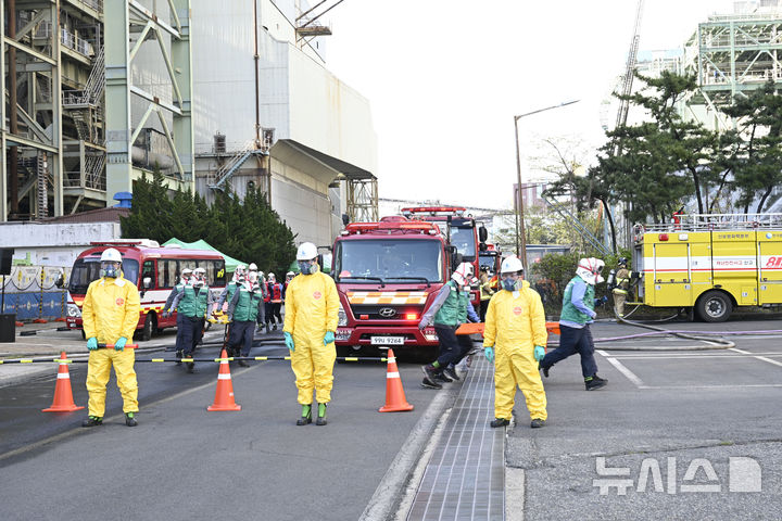 [세종=뉴시스]한국중부발전은 지난 29일 보령발전본부에서 '2025년 재난대응 안전한국훈련 시범훈련'을 실시했다.(사진=중부발전 제공)