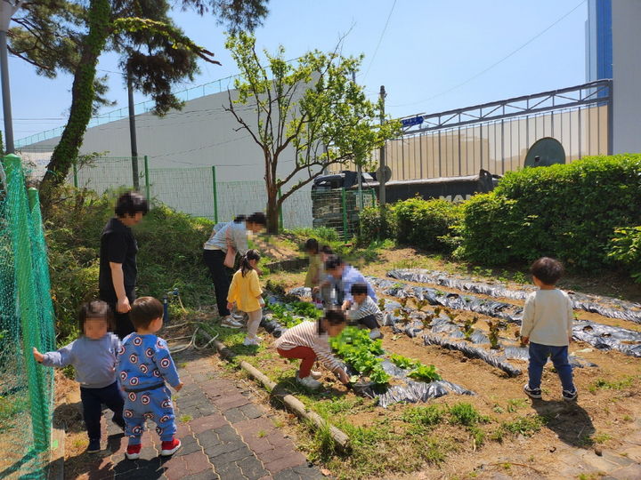[서울=뉴시스] 어린이집 앞 재개발 공사장. 2025.05.01. (사진=독자 제보) *재판매 및 DB 금지