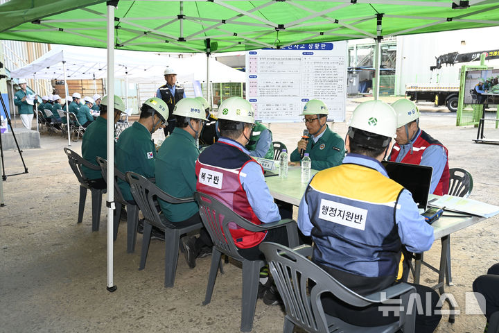[세종=뉴시스]한국중부발전은 지난 29일 보령발전본부에서 '2025년 재난대응 안전한국훈련 시범훈련'을 실시했다.(사진=중부발전 제공)