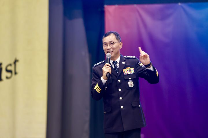 [부산=뉴시스] 김수환 부산경찰청장이 30일 오전 연제구 이사벨중학교 강당에서 전교생 520명을 대상으로 '학교폭력·청소년범죄 예방과 대응'을 주제로 특별강의를 하고 있다. (사진=부산경찰청 제공) 2025.04.30. photo@newsis.com *재판매 및 DB 금지