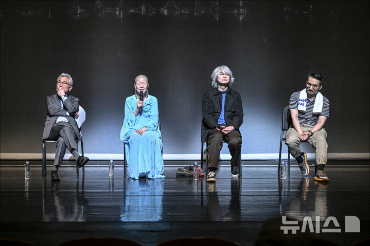 [서울=뉴시스]안은미컴퍼니의 신작 '동방미래특급'이 다음달 2~4일 초연을 앞두고 30일 서울 종로구 세종문화회관 M씨어터에서 기자간담회를 열어 공연 일부를 선보였다. (왼쪽부터) 안호상 세종문화회관 사장, 안은미 예술감독, 장영규 음악감독, 임우근준 메타-드라마터그 (사진=세종문화회관 제공)