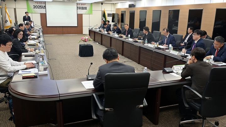 [세종=뉴시스] 한국농수산식품유통공사(aT)는 30일 서울 서초구 aT센터에서 정책·예산분과 혁신자문위원회를 개최하고 혁신 방향 추진 계획과 발전방안을 논의했다고 밝혔다. (사진=aT 제공) 2025.04.30. photo@newsis.com *재판매 및 DB 금지