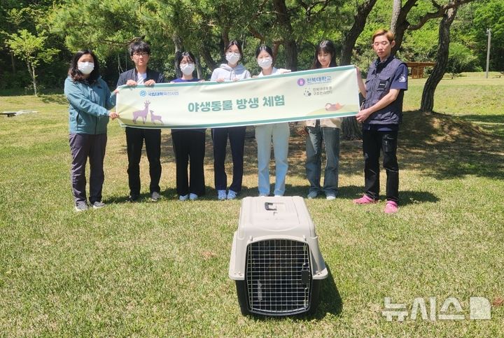 [전주=뉴시스]윤난슬 기자 = 수리부엉이 방생.(사진=전북대 제공)