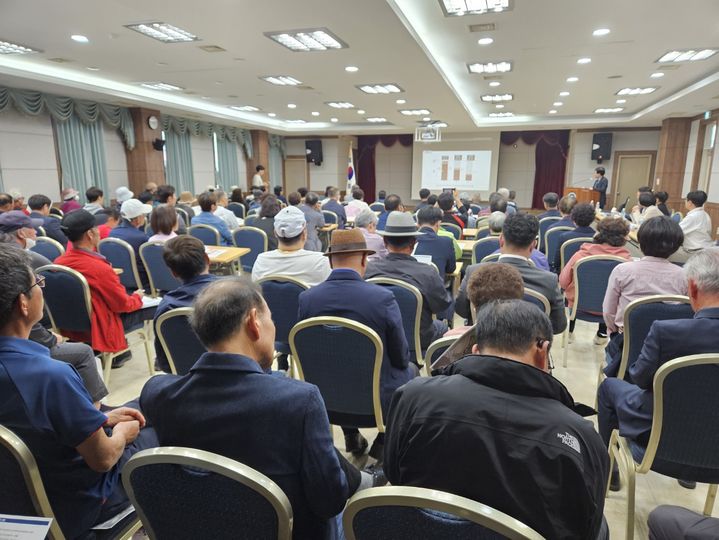 [양평=뉴시스] 이호진 기자 = 30일 국수출장소에서 열린 국수역세권 도시개발사업 주민설명회에서 주민들이 사업 과정에 대한 설명을 듣고 있다. 2025.04.30. asake@newsis.com *재판매 및 DB 금지