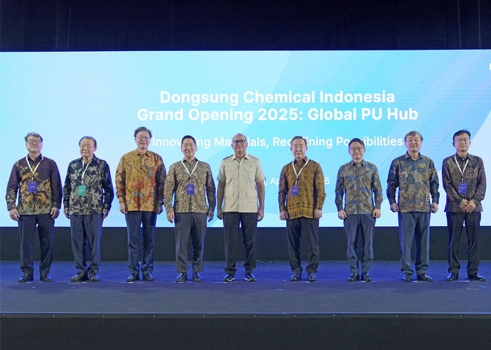 [부산=뉴시스] 동성케미컬 인도네시아 공장 준공식 모습. (왼쪽부터) 김태웅 동성케미컬 PU BU장, 양재생 부산상공회의소 회장, 김창범 한국경제인협회 부회장, 백진우 동성케미컬 대표, 로산 퍼카사 로슬라니 인도네시아 투자부장관, 백정호 동성케미컬 회장, 박수덕 주인도네시아 대한민국 대사대리, 이만우 동성케미컬 대표, 정덕우 동성케미컬 인도네시아 법인장. (사진=동성케미컬 제공) 2025.04.30. photo@newsis.com *재판매 및 DB 금지