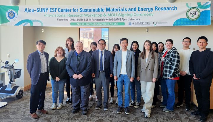 [수원=뉴시스] 아주대학교가 미국 뉴욕주립대학교 환경과학 및 임학대학과의 국제협력을 위해 미국 현지에서 '아주대-SUNY ESF 지속가능 물질 및 에너지 연구센터' 개소식을 진행했다. (사진=아주대 제공) 2025.04.30. photo@newsis.com *재판매 및 DB 금지