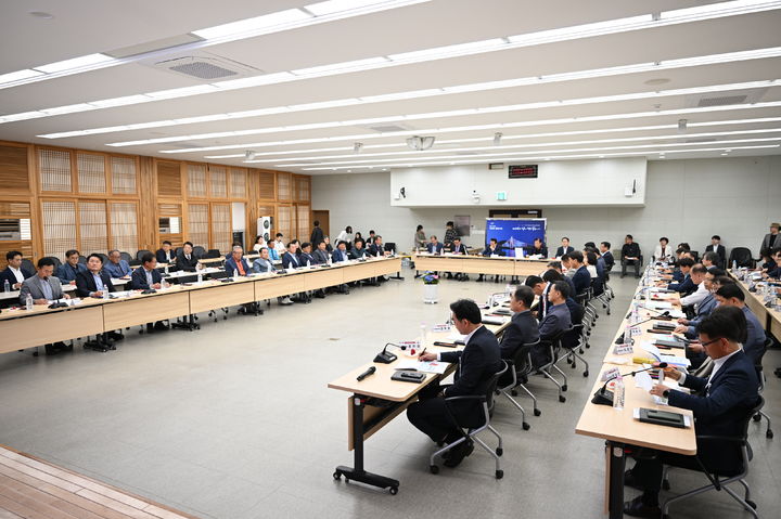 [논산=뉴시스]논산시 딸기축제 평가 보고회 모습. 2025. 04. 30 photo@newsis.com *재판매 및 DB 금지