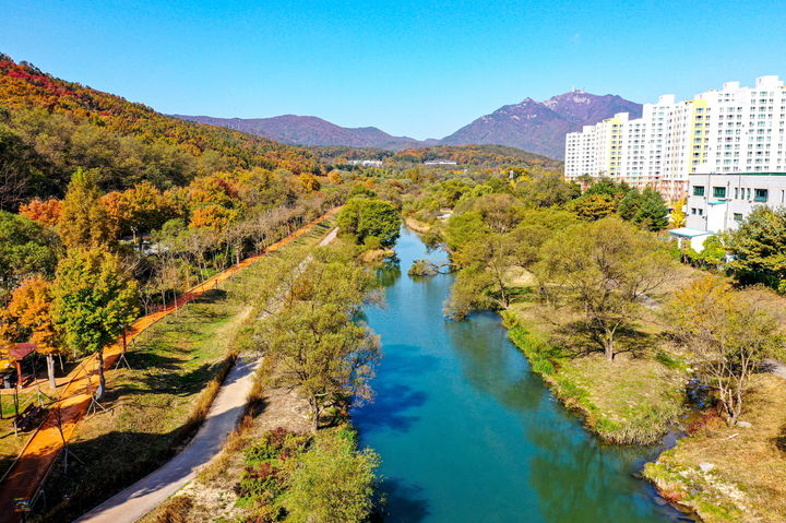 [계룡=뉴시스]계룡시 두계천 전경. 2025. 04. 30 photo@newsis.com *재판매 및 DB 금지
