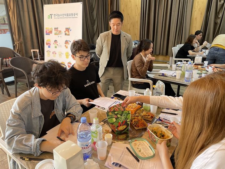 한국농수산식품유통공사(aT)와 농림축산식품부가 K-푸드의 CIS(독립국가연합) 시장 진출에 박차를 가하고 있는 가운데, 최근 카자흐스탄 알마티에서 열린 ‘K-푸드 세일즈로드쇼’에서 480만 달러 규모의 수출 상담 성과를 달성했다고 30일 밝혔다. (사진 = aT 제공) 2025.04.30.&nbsp; *재판매 및 DB 금지