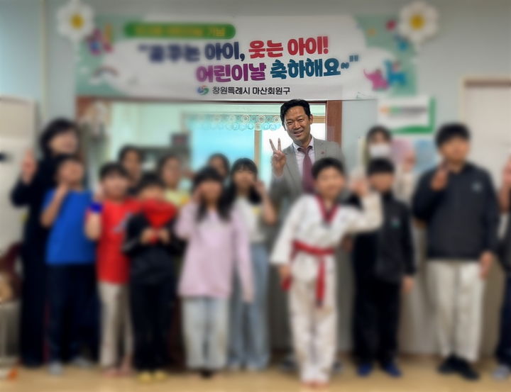 [창원=뉴시스] 강경국 기자 = 제종남 경남 창원시 마산회원구청장이 30일 회원큰별지역아동센터를 방문해 어린이들과 즐거운 시간을 보내고 있다. (사진=창원시청 제공). 2025.04.30. photo@newsis.com *재판매 및 DB 금지