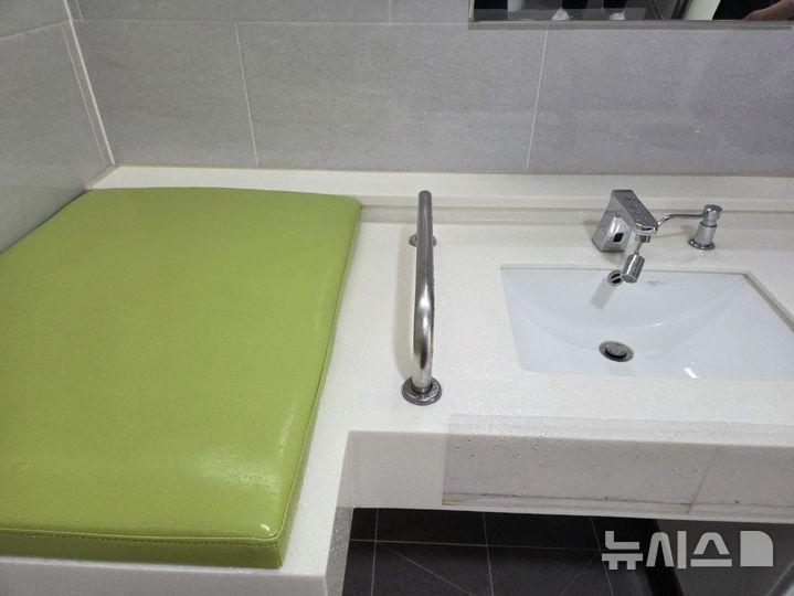 [안양=뉴시스] 영유아 전용 수전 설치 현장. (사진=안양시 제공) 2025.04.30. photo@newsis.com