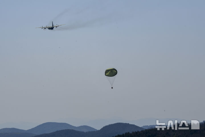 [포항=뉴시스] 안병철 기자 = 30일 해병대가 해군과 함께 '합동 공중재보급 훈련'을 하고 있다.(사진=해병대 제공) 2025.04.30. photo@newsis.com