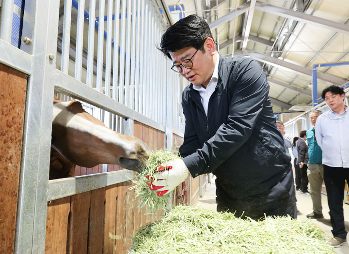 [세종=뉴시스] 농촌진흥청은 권재한 청장이 30일 전북 익산시 용안면에 있는 열풍건초 생산 실증 농가와 공공승마장을 방문해 국산 열풍건초 생산·유통 현황을 점검했다고 밝혔다. (사진=농진청 제공) 2025.04.30. photo@newsis.com *재판매 및 DB 금지